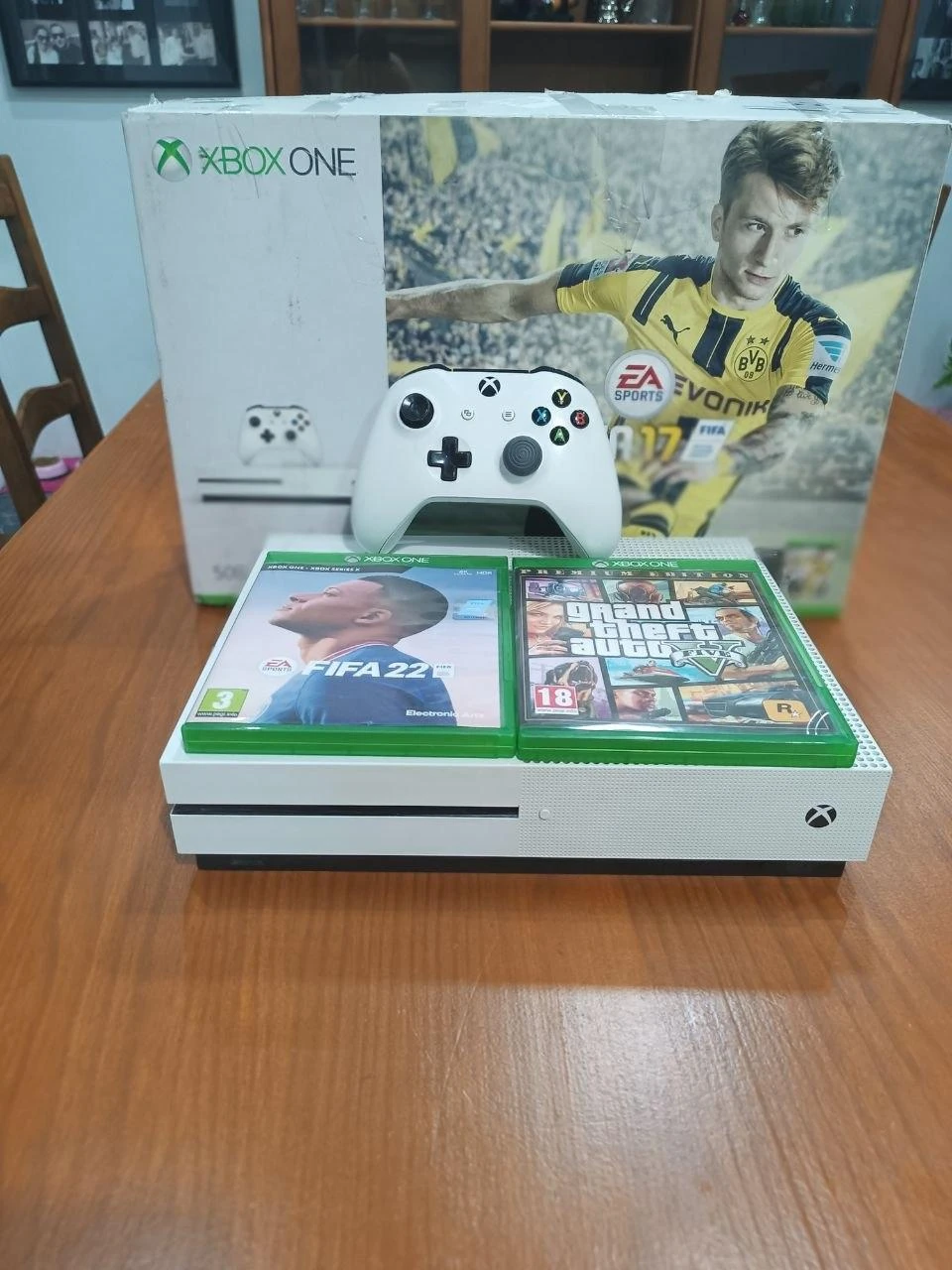 Xbox One S 500GB com dois jogos (FIFA 22 e GTA V) pronta a jogar – photo 2